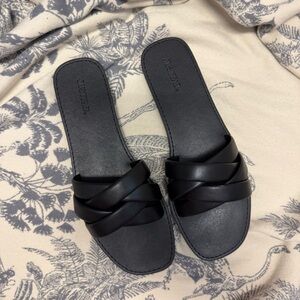 Black Slippers with Twisted Strap and Textured Sole